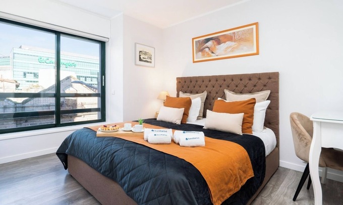 Vila Nova de Gaia Apartment | Stylish Flat with Balcony in Prime Location | Family-Friendly