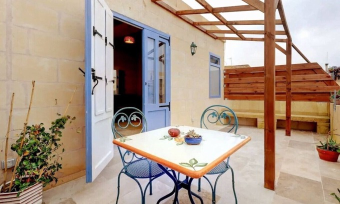 Victoria Apartment | Elegant Studio in Heritage Home - Private Terrace