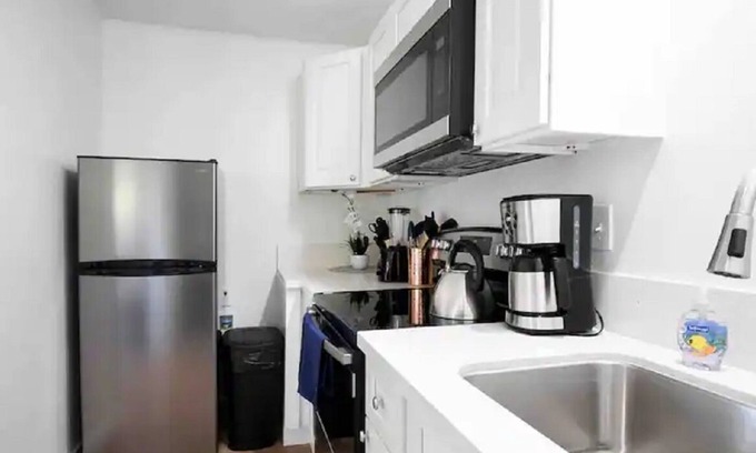 Rialto House | Stylish Studio with WiFi, Spa & Family-Friendly Amenities