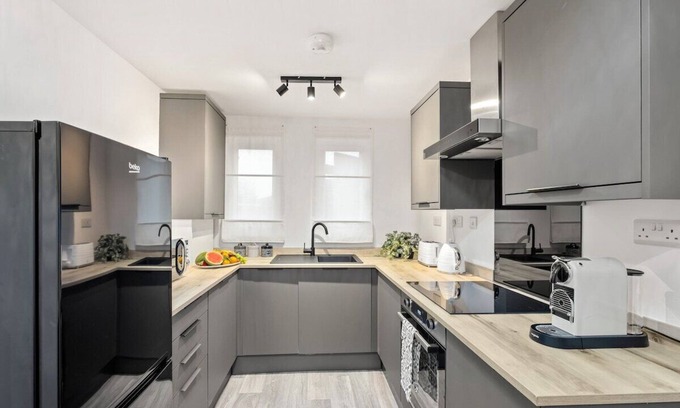 Newborough Apartment | Comfortable Suburban Apartment with Kitchen & Breakfast