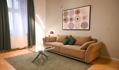 Josefstadt Apartment | Elegant Suite Altes AKH: 4-Star Family-Friendly Getaway