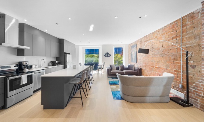 Downtown Montreal Apartment | Stylish Suites De La Montagne: 4-Star Comfort in Downtown Mtl