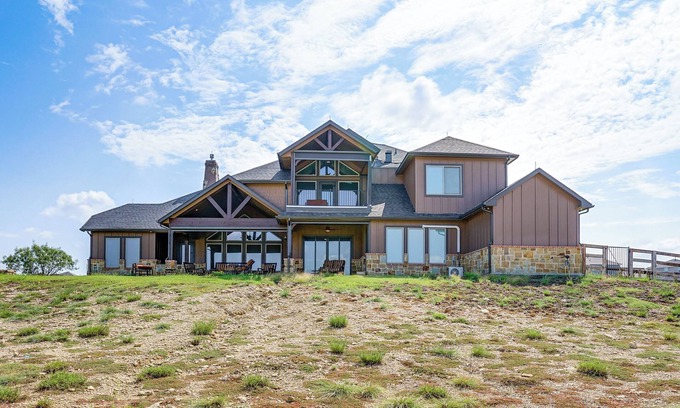 Rosston House | Elegant 'Sunset Meadow Ranch' in Texas w/Hot Tub