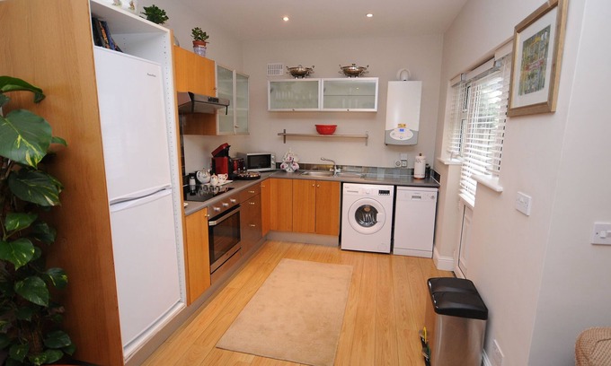 Galway City Centre House | Exquisite Town House with Ocean View & Parking Access