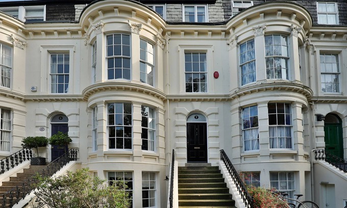 Scarborough House | Stylish Townhouse for 12, Steps from Beach with Spa