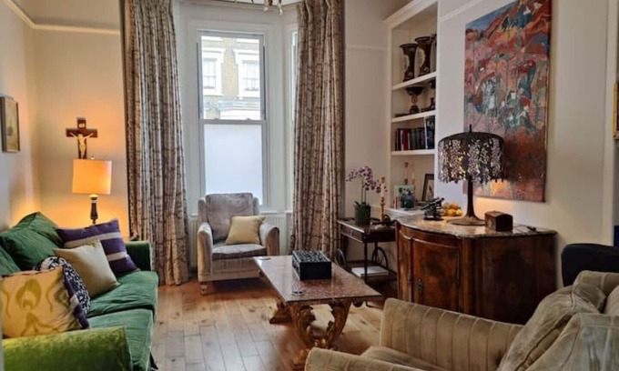 Coldharbour House | Stylish South London House with Spa and Excellent Transport