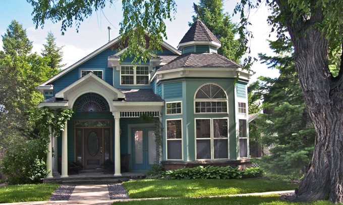 Lower Arapahoe House | Elegant Victorian Retreat in Boulder Near Downtown