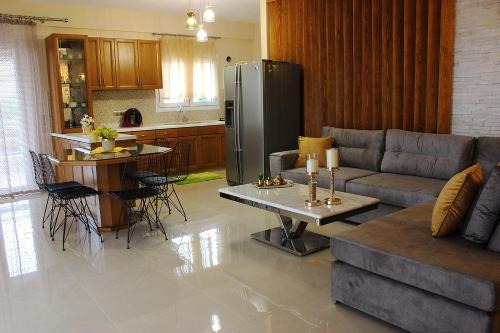 Longakion Apartment | Scenic Retreat - Trikala - 4-Star Family-Friendly Apartment