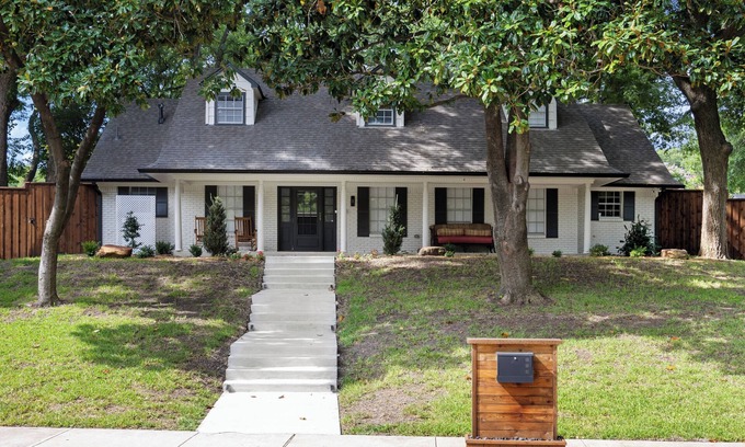 Plano House | Elegant Villa Heated Pool Firepit 3.5 Baths