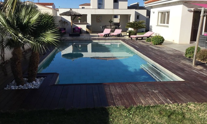 Pia Villa | Beautiful Villa with Pool Steps from the Beach