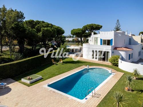 Quarteira Villa | Idyllic Villa with Private Pool and Garden in Quarteira