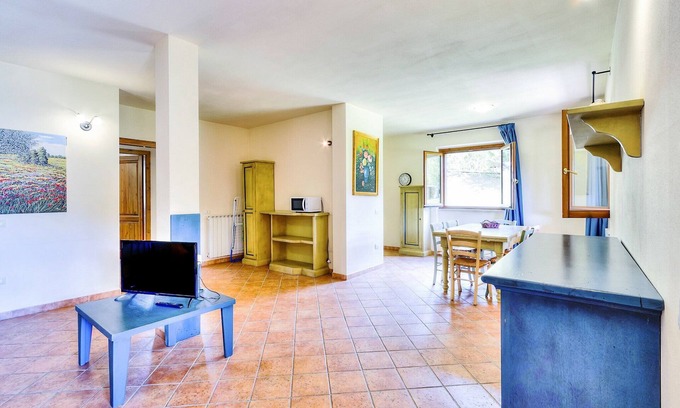 Sorano House | Explore Villa Stella: Pet-Friendly Retreat with Pool & Breakfast