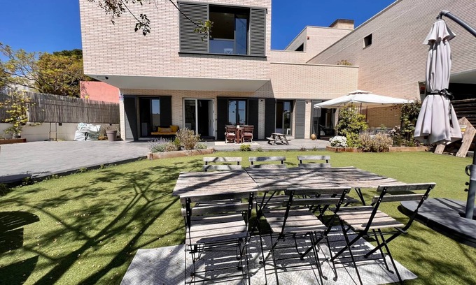 Mataro House | Elena Maresme House: Family-Friendly Retreat with Kitchen