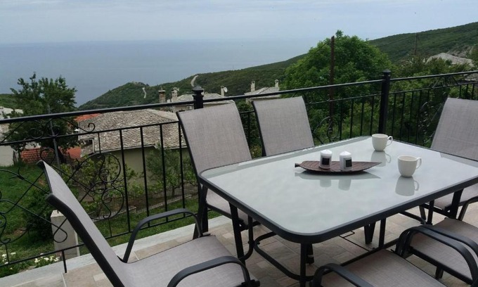 Lambinou House | Top-Rated Elenis Vista Mare: Family-Friendly Retreat
