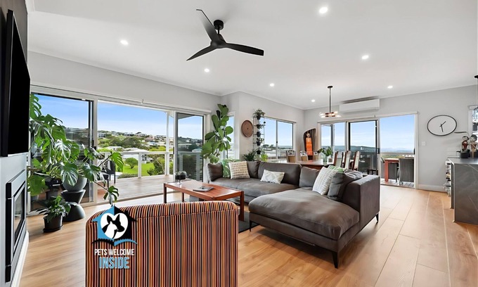 Encounter Bay House | Elevated Coastal Escape ~ Birds by Day, Lights by Night