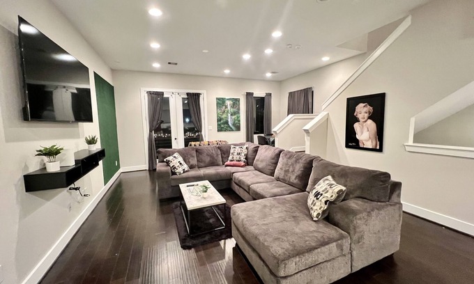 East Downtown Houston House | Guest Rated: 10/10 at Elevated Living HTOWN SUITES