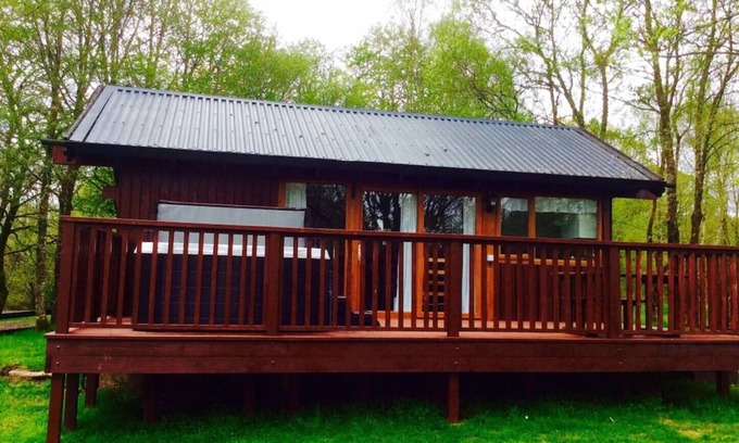 Taynuilt Cabin | Scenic Loch View Cabin with Hot Tub and WiFi