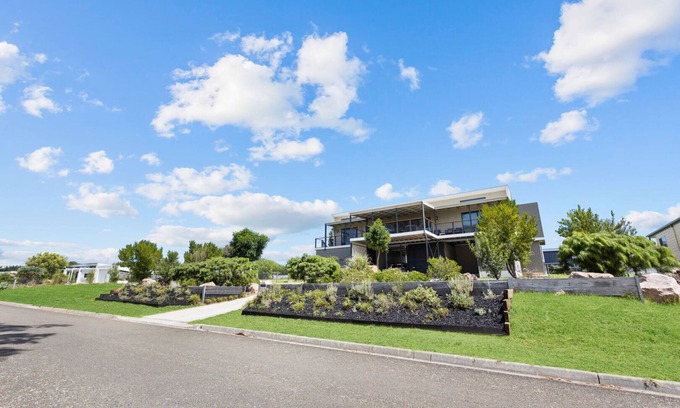 Newlands Arm House | Modern Holiday Home with Open Deck & Gourmet Breakfast