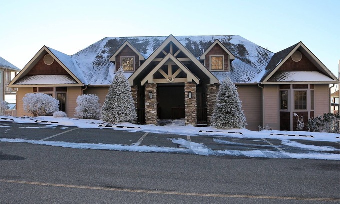 Sugar Mountain Condo | Elevated Getaway at 5100 ft with Panoramic Views & Hot Tub