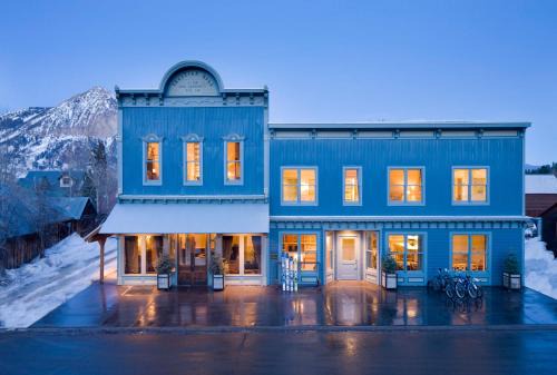 Crested Butte Resort | Experience Eleven Scarp Ridge Lodge: Pet-Friendly Retreat
