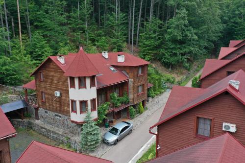 Turya Paseka Bed & Breakfast | Enchanting Elf-Cottage: Pet-Friendly Retreat with Pool