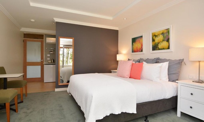 Pokolbin House | Delightful Elfin Hill Vineyard Accommodation with Pool & Kitchen
