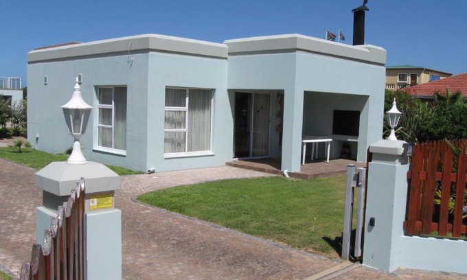 Myoli Beach House | Relax at Elfransa Beach Cottage with Oceanfront Amenities