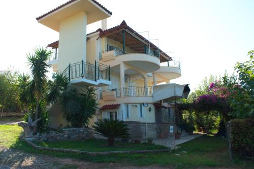 Mikri Mantineia House | ELGEORGE HOME: Family-Friendly Retreat with 9.7/10 Rating