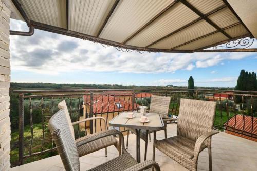 Savudrija Apartment | Elia Apartments 2: Oceanfront Retreat with Pool Access
