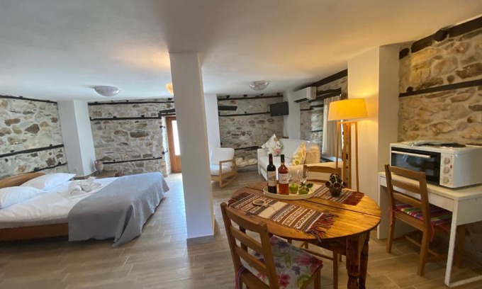 Kallirakhi House | Discover Elia & Meli Studio: Pet-Friendly Retreat with High Ratings