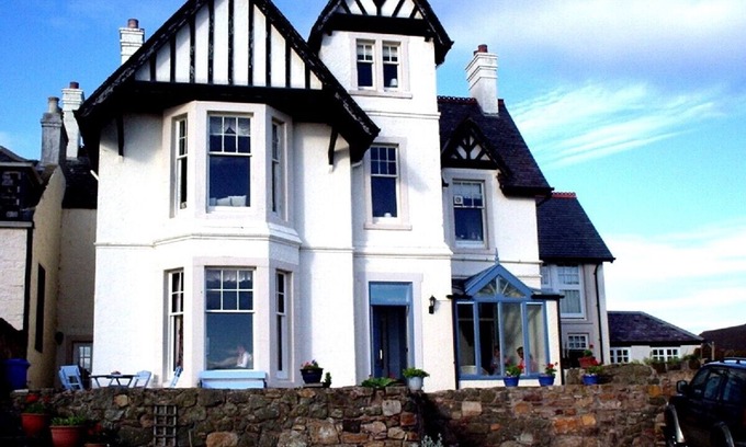 Pittenweem Apartment | Beachfront Elie Getaway: Pet Friendly with Ocean Views