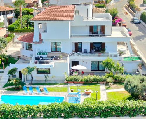 Crotone Bed & Breakfast | Discover EliMar Villa & Pool with Oceanfront Views