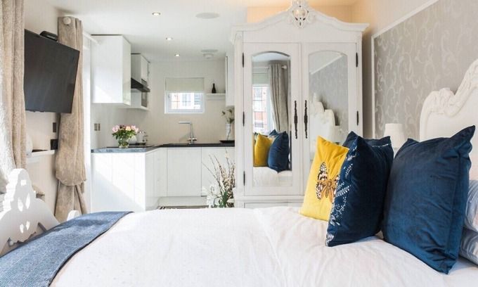 Bexley House | "Elimonn Bloom, comfort and luxury"