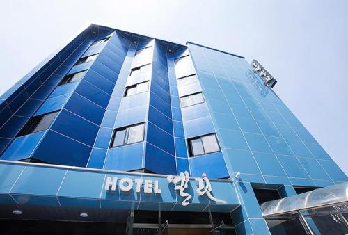 Yeon-dong Hotel | Comfortable Elin Hotel: Hot Tub & Breakfast Included