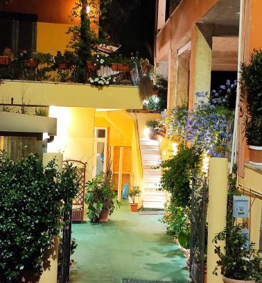 Zona LIII Tomba di Nerone Apartment | Exceptional Elisa e Carla House: Pet & Child-Friendly Apartments