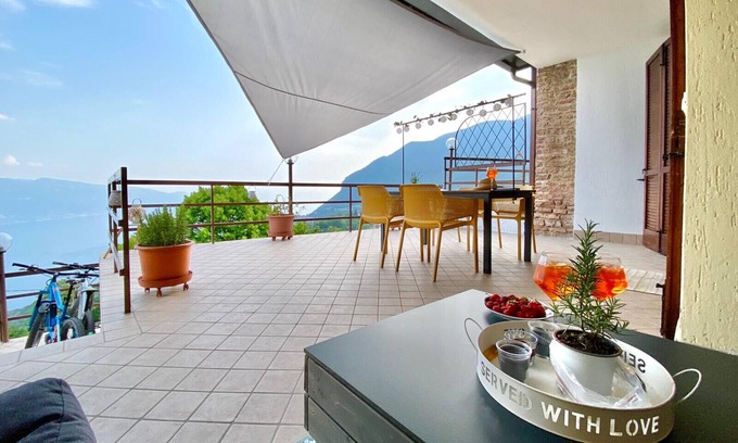 Gardola Apartment | Elisa Rebomaholidays: Pet-Friendly Retreat with Lake Views