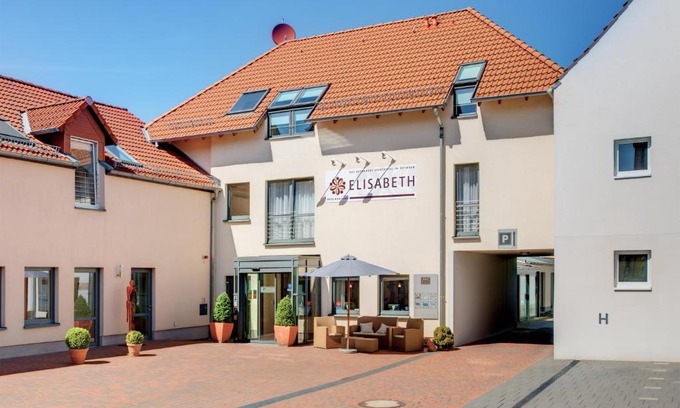 Detmold Hotel | Elisabeth Hotel garni: Highly Rated & Pet Friendly Stay
