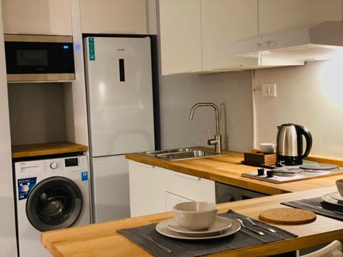 Al Jubeiha Apartment | Guest Rated Elite Corner Apartment - Family-Friendly Stay