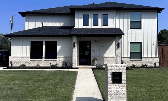 Arlington House | Elite Gameday Estate w/ Hot Tub | Steps from AT&T