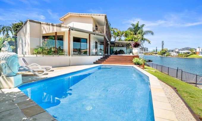 Broadbeach Waters House | Discover Elite Holiday Homes at Coobowie Waters