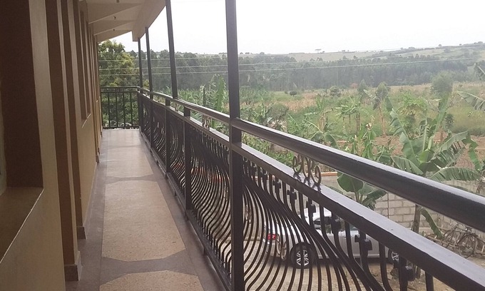 Ntungamo House | Discover Elite Lodge: Family-Friendly Stay with Breakfast