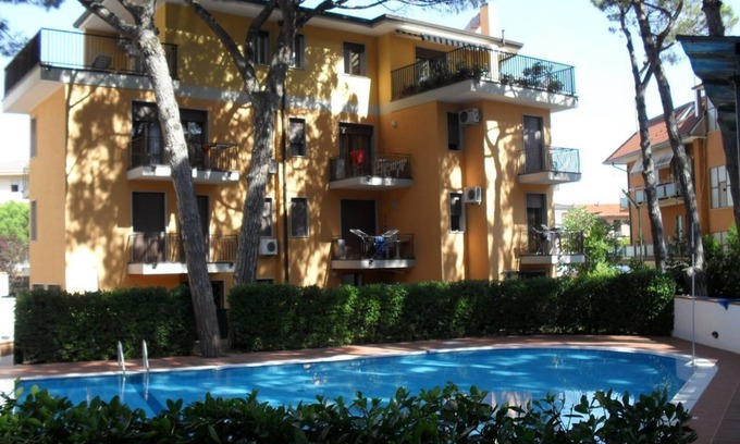 Eraclea Mare House | Elegant Three-Room Apartment with Pool and Ocean Views