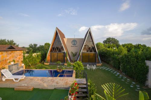 Sanganer Villa | ELIVAAS 7BHK Oakwood Manor with Pools & Lush Garden