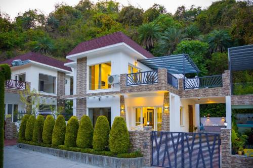 Bullawala Villa | ELIVAAS Serenita Abode 3BHK Villa With Plunge Pool, Garden & Terrace Near Sahastradhara