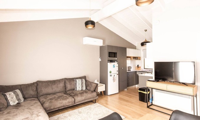 Jindabyne Apartment | Eliza Lee: Ideal Lake View Retreat with Family-Friendly Amenities