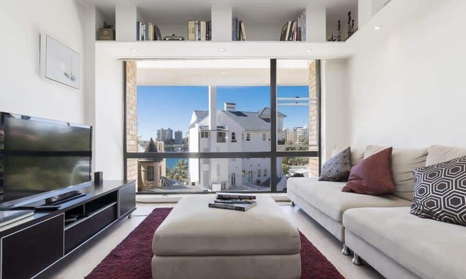 Elizabeth Bay Apartment | Romantic Escape in Elizabeth Bay with Convenient Parking