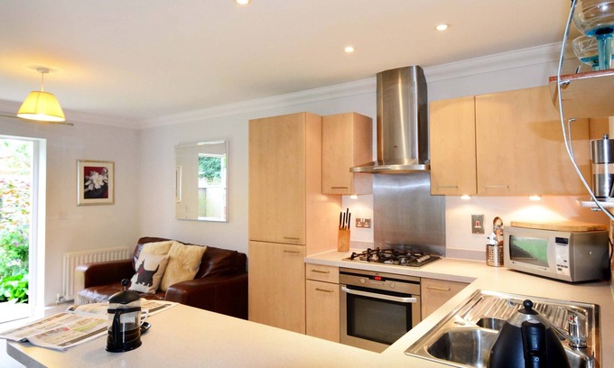 Summertown Apartment | Delightful Elizabeth Jennings Way Holiday Let for Couples