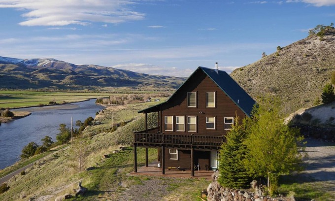 Emigrant Cabin | Elk Cabin: Spectacular Yellowstone River Views Await!