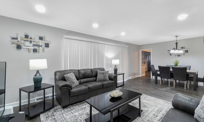 Elk Grove Village House | Welcoming Elk Grove Village FHS Rental with Pool & Breakfast
