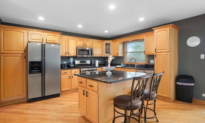 Elk Grove Village House | Comfortable Stay at Kingsbridge Rd, Elk Grove Village